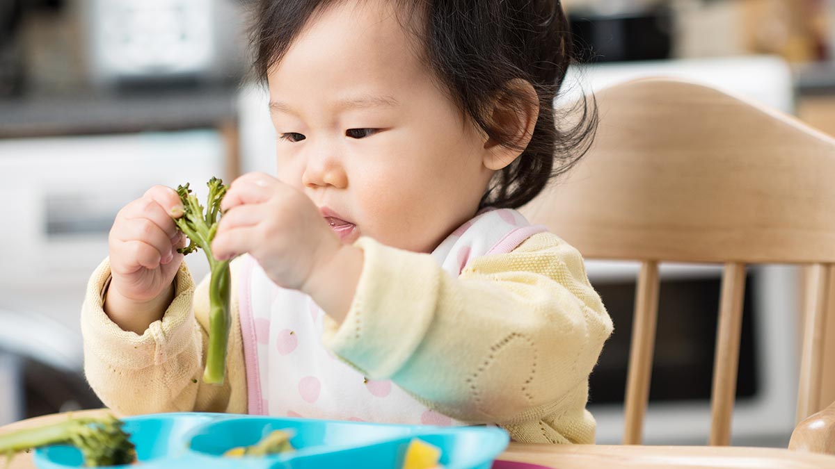 Bạn nên chọn thời điểm bé không mệt và đói để bé có thể tập trung.