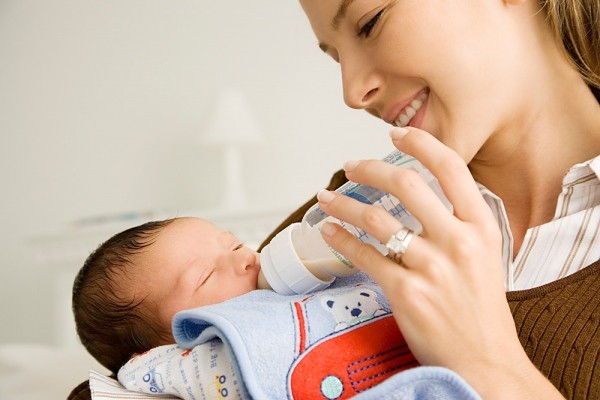 Đối với bé dưới 6 tháng tuổi, mẹ hãy cho bé bú thường xuyên và dùng một ít nước ấm để tráng miệng