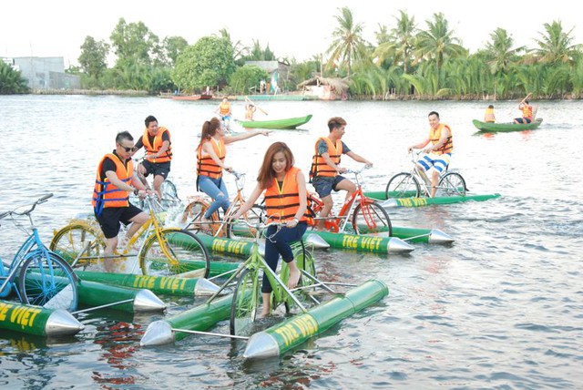 Bạn có thể vừa cắm trại vừa tham gia những trò chơi vận động dưới nước như: đạp xe trên sông, chèo thuyền kayak, vượt chướng ngại vật trên sông… 