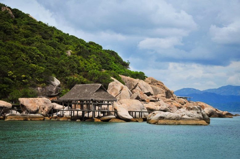 Từ thành phố Nha Trang đi về phía Nam khoảng 60km bạn sẽ bắt gặp được hòn đảo xinh đẹp này.