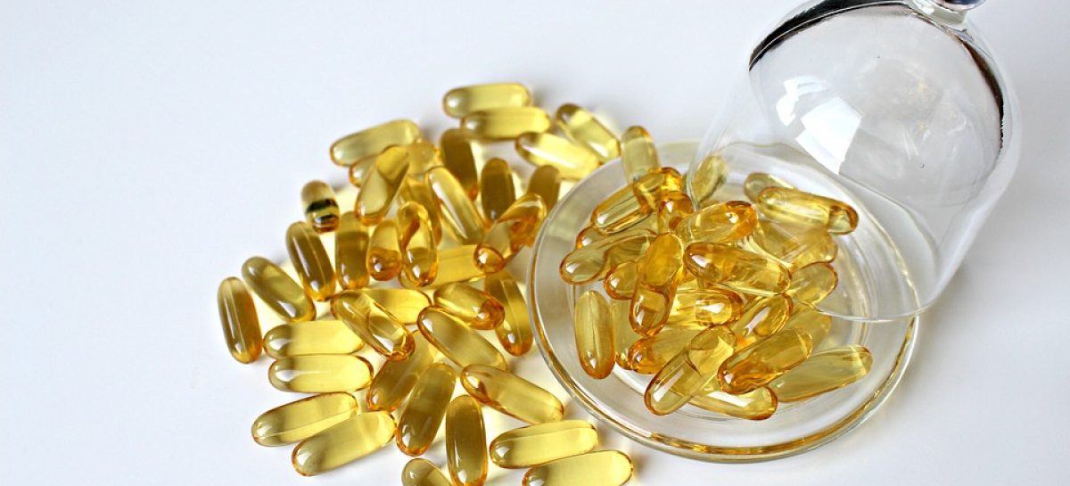 Mỗi ngày, hai lần, bạn nên dùng vitamin E để bôi lên vết sẹo và mát-xa từ 5 đến 10 phút.