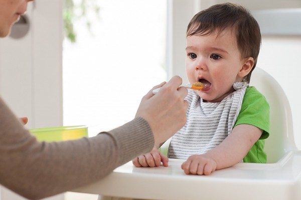 Trong bữa ăn, bé đột nhiên biếng ăn và không muốn tiếp tục. Mẹ đừng lo, hãy cho bé uống thêm sữa cũng đã đủ chất dinh dưỡng.