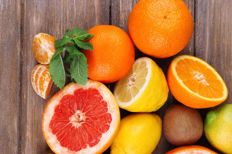 Lượng lớn vitamin C có trong cam, quýt vô cùng có ích cho phụ nữ sau khi sinh. 