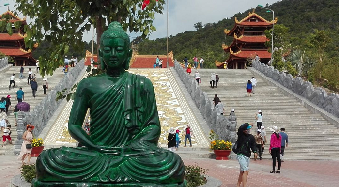 Bên cạnh đó, xung quanh chùa còn trồng rất nhiều cây xanh tạo cho bạn một cảm giác thư thái.