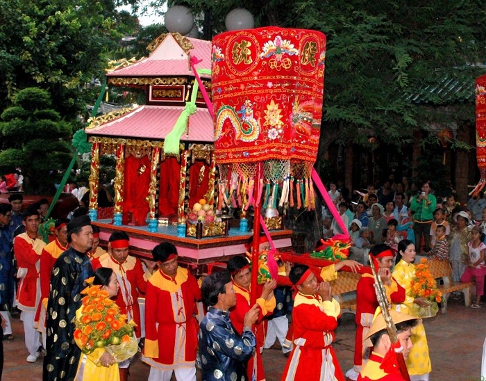 Vào dịp rằm tháng giêng, người ta thường lập lễ cúng tế để tưởng nhớ đến công ơn của bà.