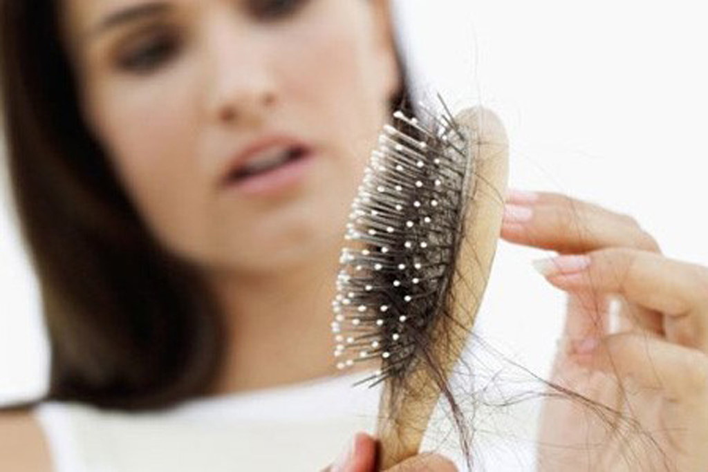 Ăn kiêng sẽ khiến cho tóc gãy rụng nhiều nếu không được bổ sung đủ chất.