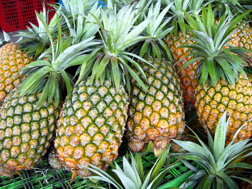 Trong thơm có chứa enzyme bromelain giúp làm mềm tử cung.